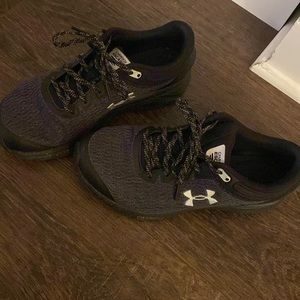 Women’s under armour tennis shoes.
